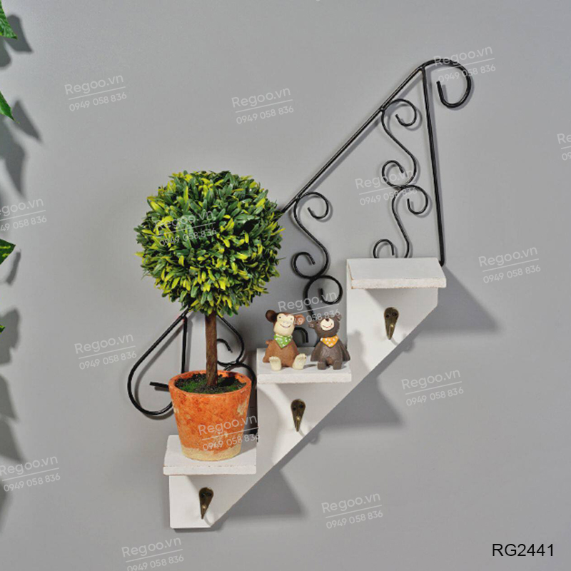 Kệ treo tường hình cầu thang phong cách retro RG2441, dùng để trang trí tường cho quán cafe, shop thời trang, trường mầm non hoặc không gian decor trong nhà.