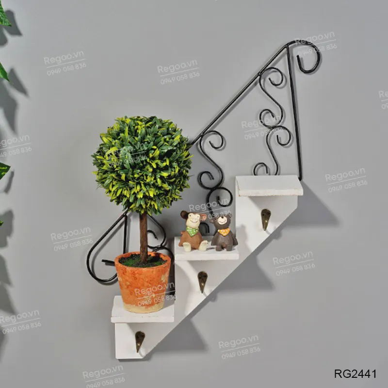 Kệ treo tường hình cầu thang phong cách retro RG2441, dùng để trang trí tường cho quán cafe, shop thời trang, trường mầm non hoặc không gian decor trong nhà.