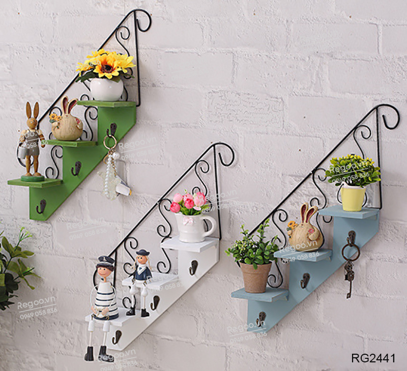 Kệ treo tường hình cầu thang phong cách retro RG2441, dùng để trang trí tường cho quán cafe, shop thời trang, trường mầm non hoặc không gian decor trong nhà.
