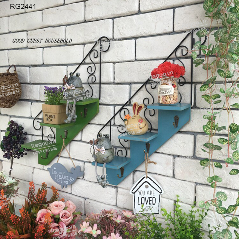 Kệ treo tường hình cầu thang phong cách retro RG2441, dùng để trang trí tường cho quán cafe, shop thời trang, trường mầm non hoặc không gian decor trong nhà.