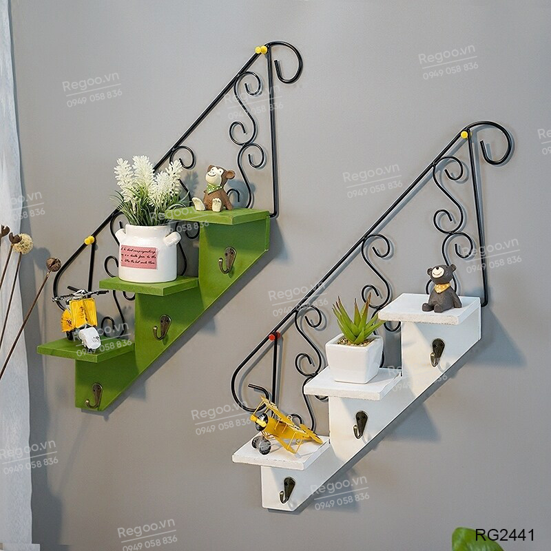 Kệ treo tường hình cầu thang phong cách retro RG2441, dùng để trang trí tường cho quán cafe, shop thời trang, trường mầm non hoặc không gian decor trong nhà.