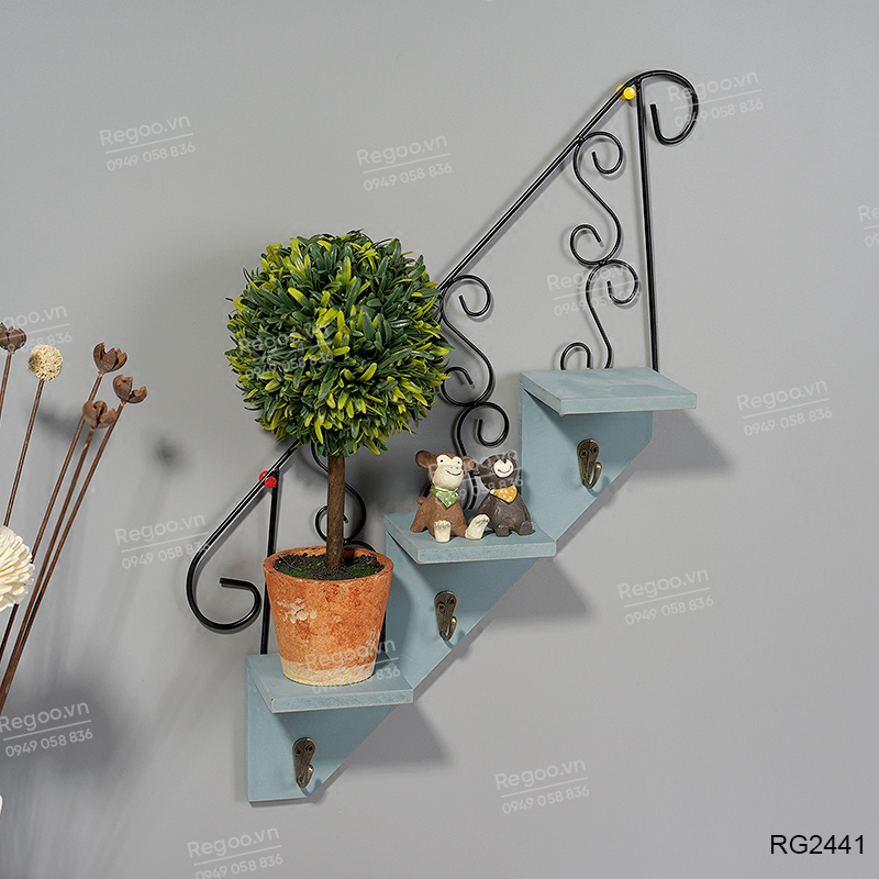 Kệ treo tường hình cầu thang phong cách retro RG2441, dùng để trang trí tường cho quán cafe, shop thời trang, trường mầm non hoặc không gian decor trong nhà.