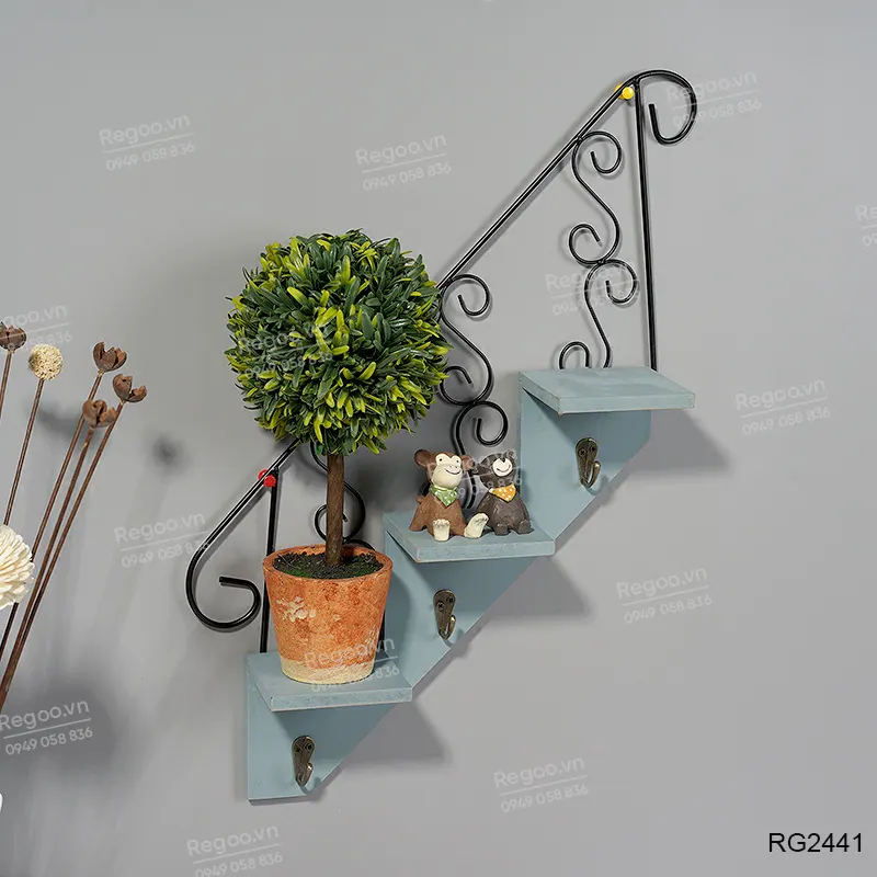 Kệ treo tường hình cầu thang phong cách retro RG2441, dùng để trang trí tường cho quán cafe, shop thời trang, trường mầm non hoặc không gian decor trong nhà.