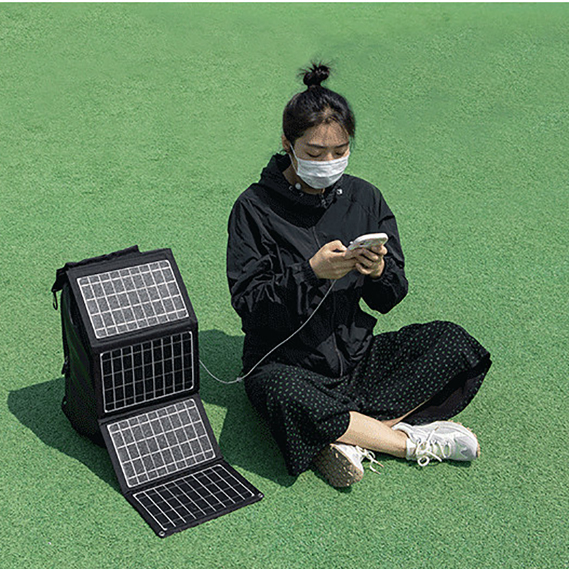 Tấm pin sạc năng lượng mặt trời gấp gọn thông minh, dùng ngoài trời để sạc thiết bị di động.