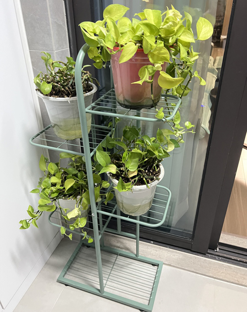 Kệ để chậu cây ban công, trang trí nhà Regoo RG1041 nhiều tầng đặt sàn, khung sắt sơn tĩnh điện phong cách tối giản hiện đại.