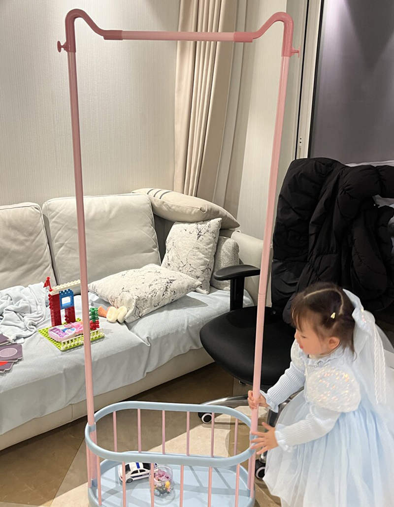 Giá treo quần áo Regoo RG3033 để sàn, có giỏ dưới, bánh xe, size 60/80/100cm