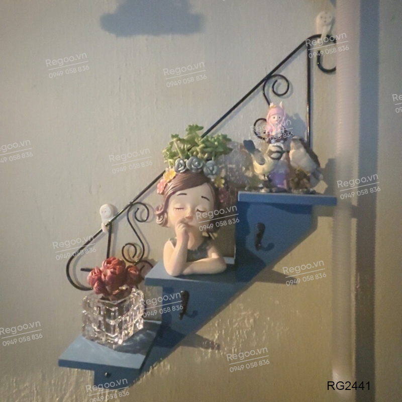 Kệ treo tường hình cầu thang phong cách retro RG2441, dùng để trang trí tường cho quán cafe, shop thời trang, trường mầm non hoặc không gian decor trong nhà.