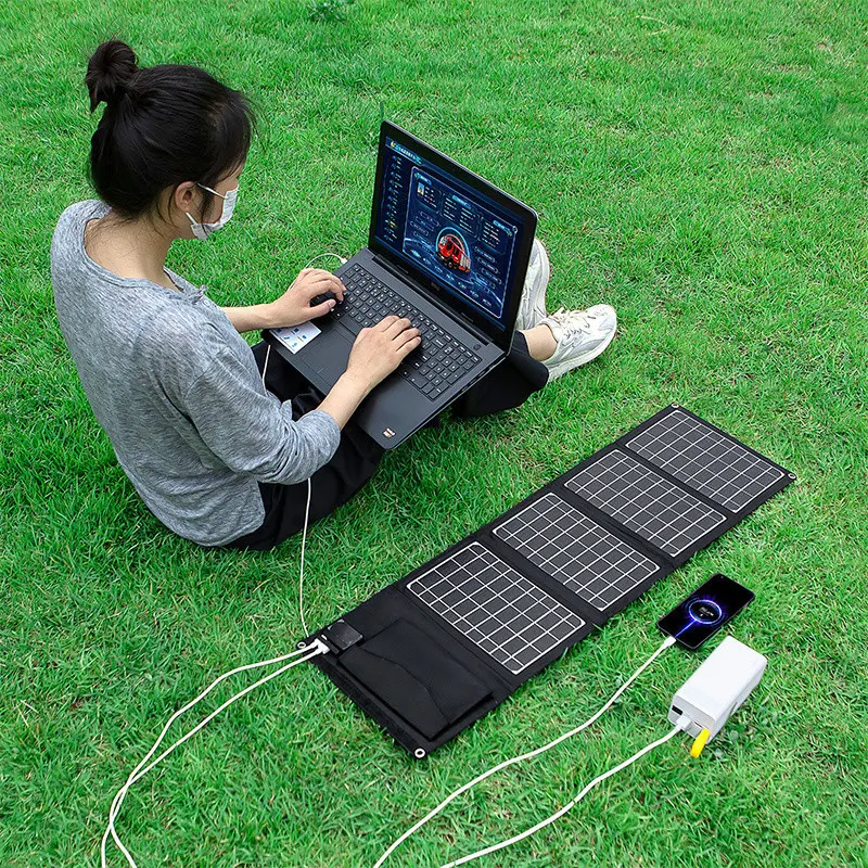 Tấm pin sạc năng lượng mặt trời gấp gọn thông minh, dùng ngoài trời để sạc thiết bị di động.