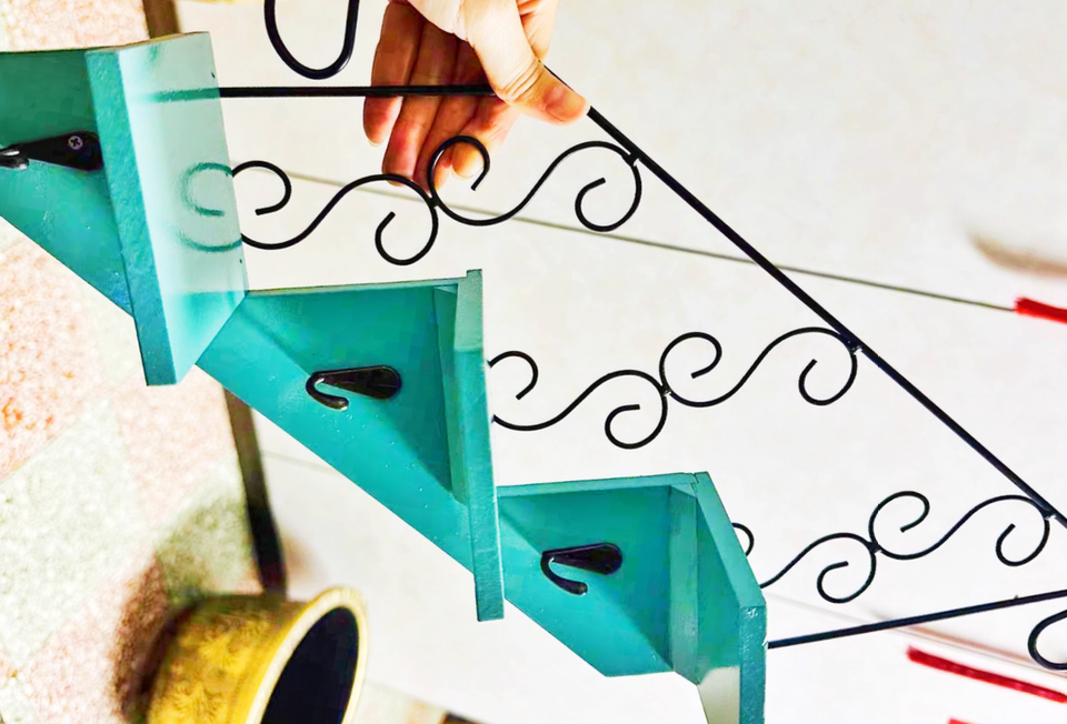 Kệ treo tường hình cầu thang phong cách retro RG2441, dùng để trang trí tường cho quán cafe, shop thời trang, trường mầm non hoặc không gian decor trong nhà.