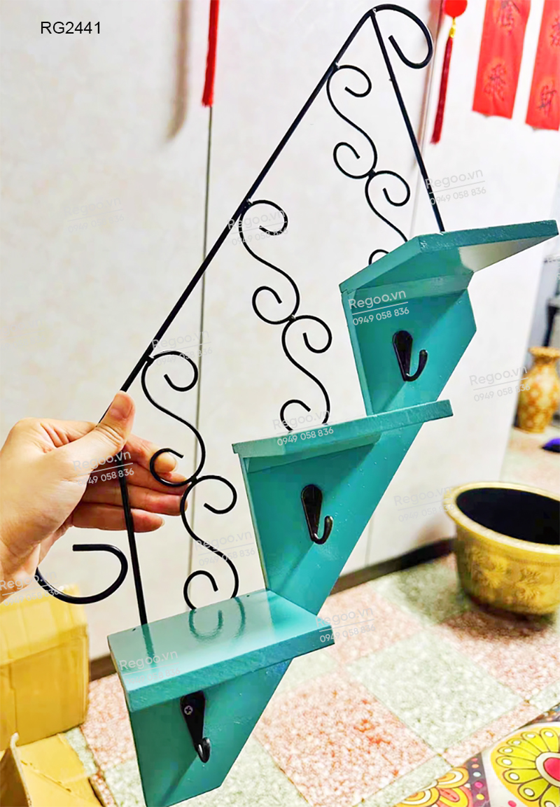 Kệ treo tường hình cầu thang phong cách retro RG2441, dùng để trang trí tường cho quán cafe, shop thời trang, trường mầm non hoặc không gian decor trong nhà.